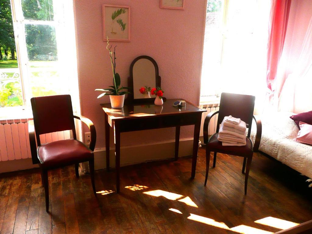 Chambres D'Hotes Et Roulotte Au Bonheur Du Parc Le Breuil  Room photo